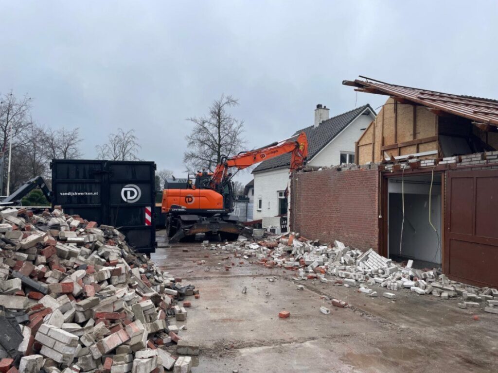 Sloopwerk Oisterwijk: graafmachine en container bij de gesloopte woning