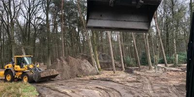 Cultuurtechniek: shovel in bosgebied